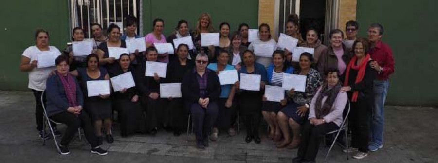 Benestar entrega los diplomas a los asistentes al taller de educación familiar