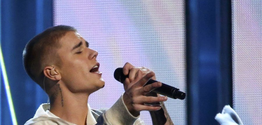 Justin Bieber vuelve a caerse del escenario y se golpea en la cara