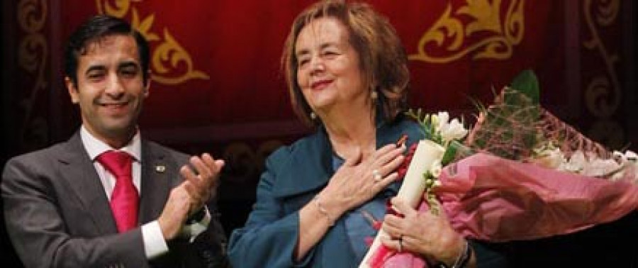 La “constituyente” ferrolana Nona Inés Vilariño recibió un reconocimiento en el Día de la Mujer