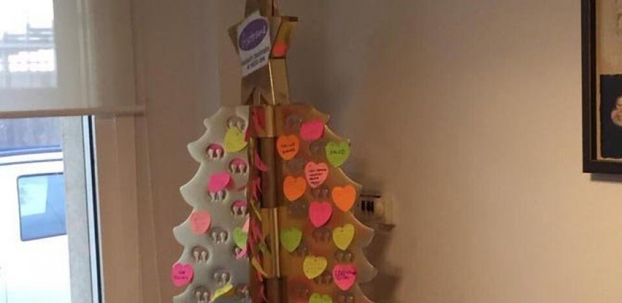 Un mural de regalos y el árbol de los deseos decora el hospital de día del Marcide