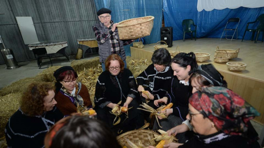 Labacengos recrea os traballos da esfolla nunha cita amenizada por Quenindiole