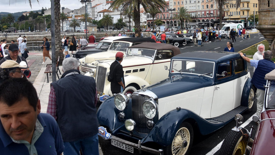 Historia viva de la automoción en un desfile de clásicos por Ferrol