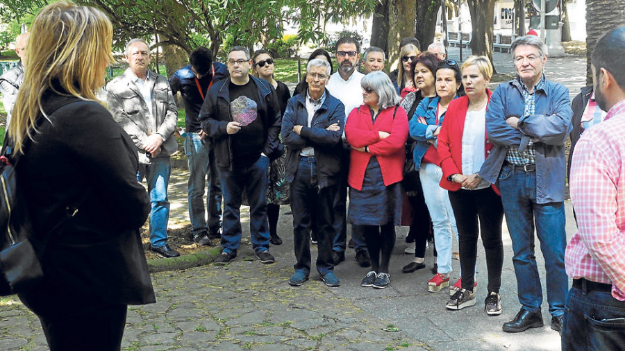 Los socialistas ferrolanos despidieron a Rubalcaba en el monolito del fundador del PSOE
