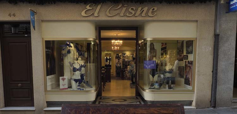 La tienda El Cisne, uno de los emblemas del comercio ferrolano, cumple 80 años
