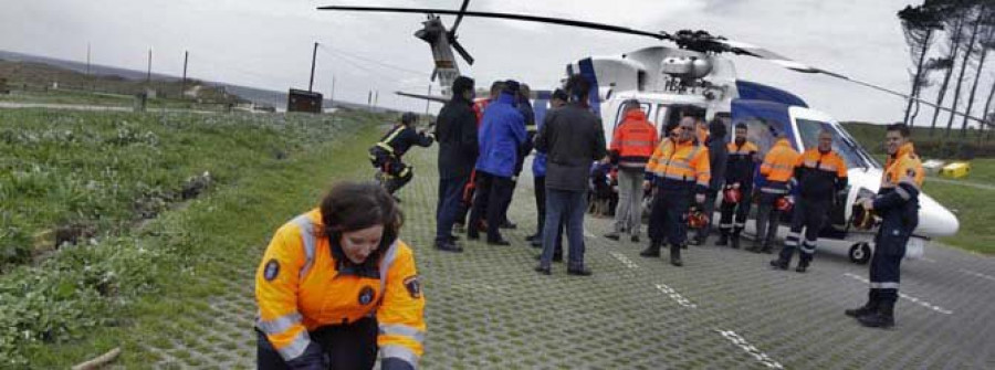 Los bomberos realizan con éxito un simulacro en el entorno de Lobadiz