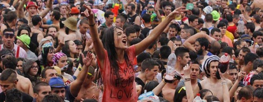 Miles de personas ponen en  As Pontes el broche al Carmen  con la Festa de A Fraga