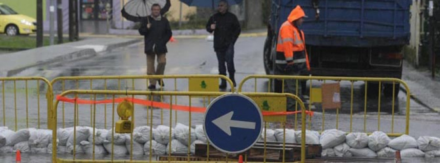 El desbordamiento del río Cádavo obligó a cortar cuatro calles en Fene