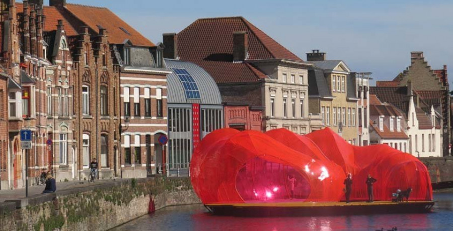 Una piscina inunda Bélgica con los colores españoles