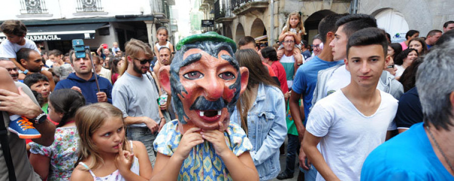 Los mómaros inauguran las fiestas de As Peras