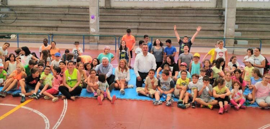 Los niños de los campamentos rurales de verano visitan Xermade