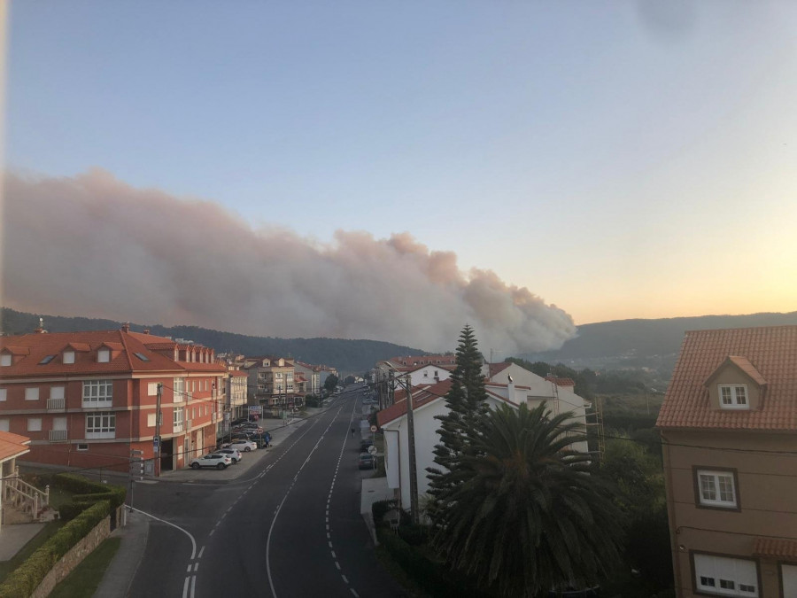 Continúa activo el incendio de Fisterra tras arrasar 120 hectáreas