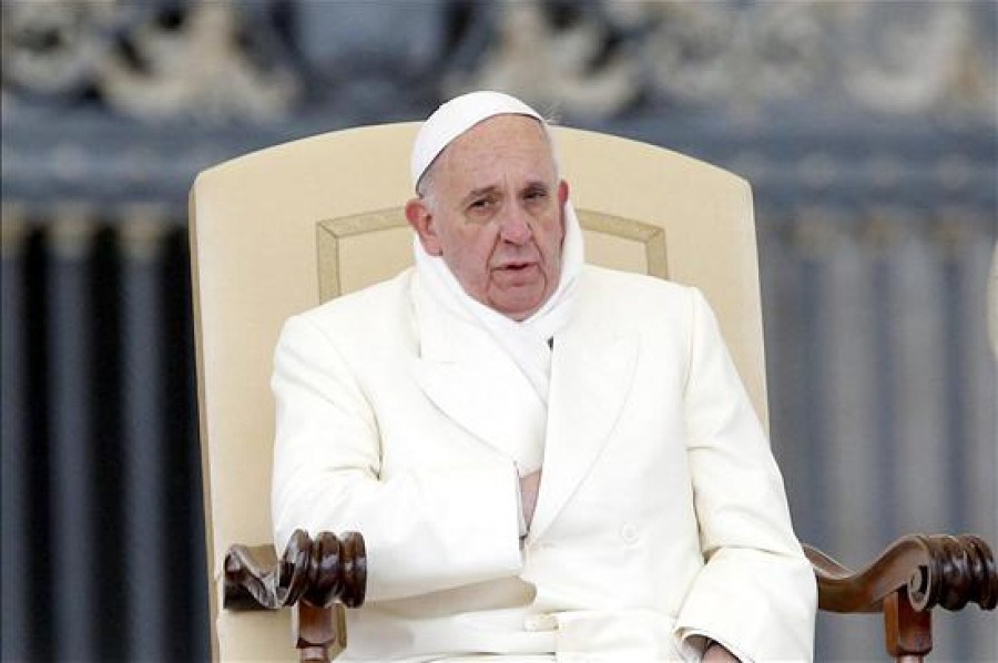 El papa visita un hospital pediátrico en Roma y abraza a los niños ingresados