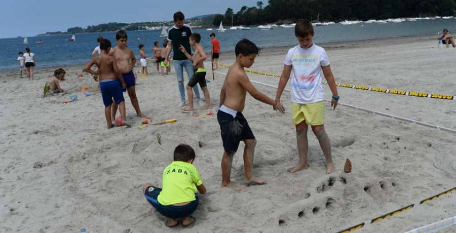 El concurso de castillos de arena abre paso en Cabanas a nuevas propuestas lúdicas