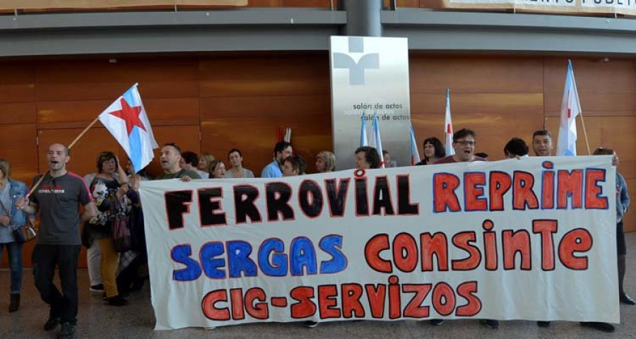 Empleados del servicio de limpieza del CHUF exigen a Ferrovial un aumento del personal y la mejora de recursos