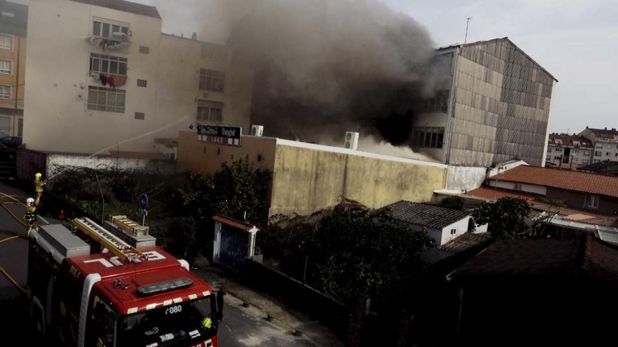 Un incendio en la cocina de un restaurante asiático de A Gándara desata la alarma entre los vecinos