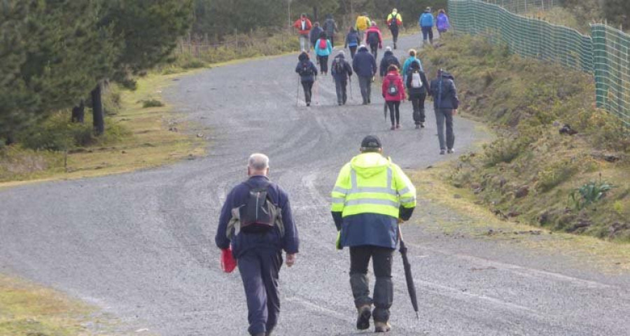 Éxito en Cedeira de la primera ruta de senderismo de Piñeiro