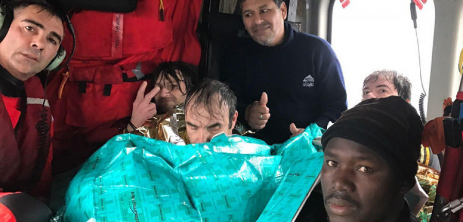 Rescatan a los doce tripulantes de un pesquero gallego que se iba a pique