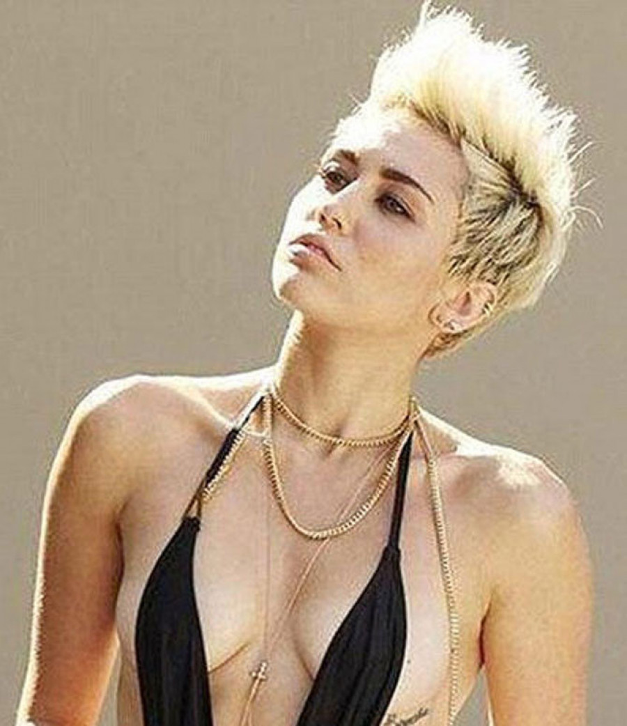 Miley Cyrus practica yoga mientras graba una serie de Woody Allen