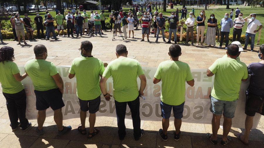Las Auxiliares de As Pontes vuelven a la calle en protesta por la incertidumbre sobre su futuro