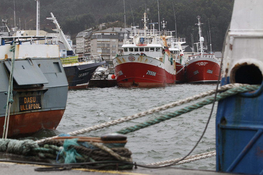 Investigan si un coche sumergido en el puerto de Viveiro pertenece al desaparecido el día 15 en el municipio