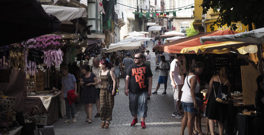 Cantares de ciego y espectáculos en las calles en la apertura de la Feria Medieval de Ferrol Vello