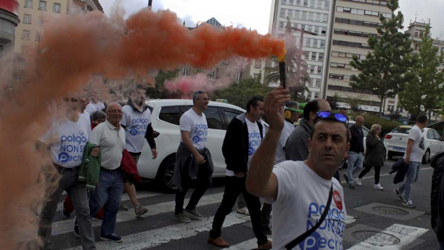 La plantilla de Poligal marcha por Ferrol en protesta por el cierre de la factoría naronesa