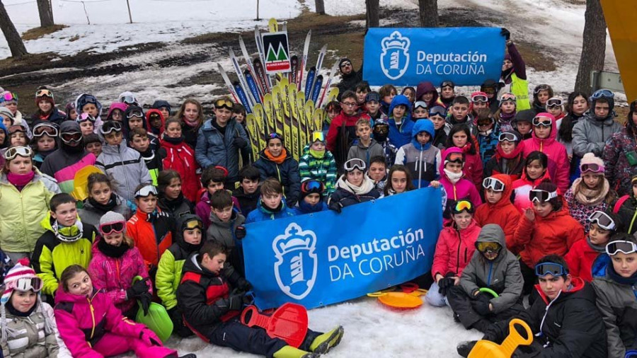 Cien niños de la comarca participaron en la campaña  de esquí de la Diputación