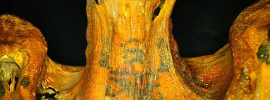 Una momia egipcia conserva tatuajes con símbolos sagrados