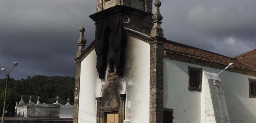 Provocan dos incendios en la iglesia de Sedes y en la capilla de Placente