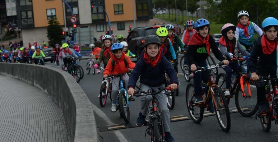 Más de 1.200 escolares toman a pedales las calles de Narón durante la Marcha Ciclista