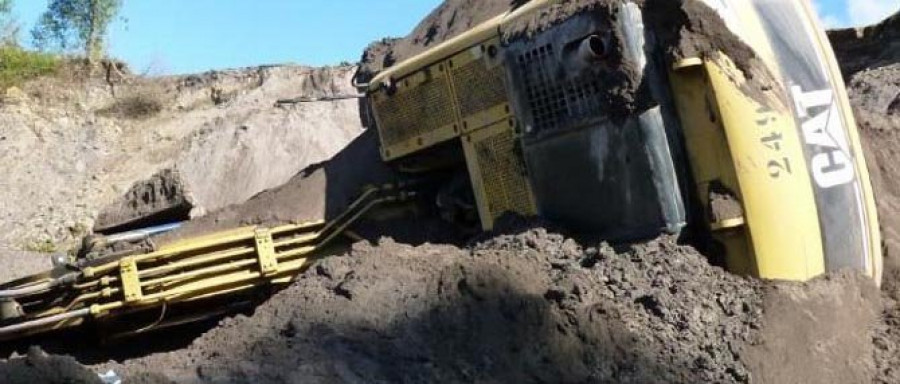 Los bomberos ponteses rescatan a un operario que quedó atrapado en una excavadora que volcó