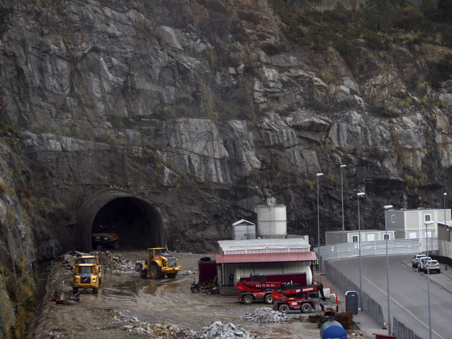 Herido un operario tras un desprendimiento de piedras en el interior del túnel del Puerto Exterior de Ferrol