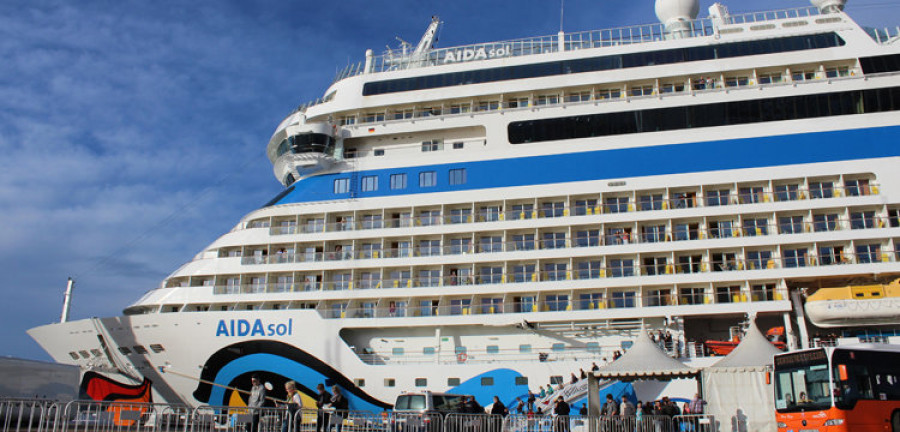 El Aida Sol y el Saga Sapphire dejan casi 3.000 pasajeros en Ferrol en dos días