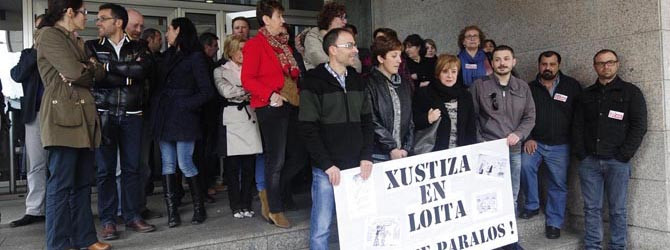Concentración de más de medio centenar de personas convocadas por CCOO