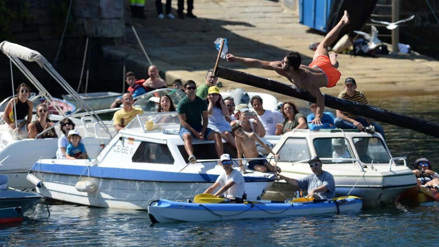 Masiva afluencia de visitantes en la tercera jornada de los festejos de As Peras en Pontedeume