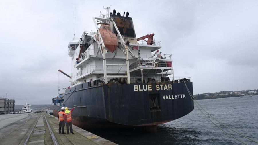 El buque “Blue Star” presenta numerosos daños estructurales en el casco y la hélice de poca gravedad