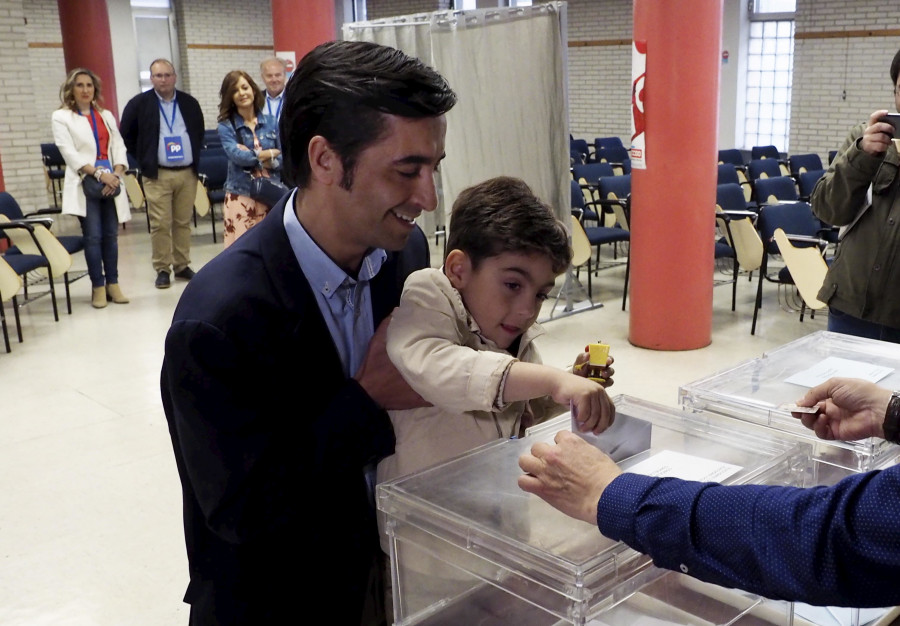 Un sondeo da la victoria al PP en Ferrol