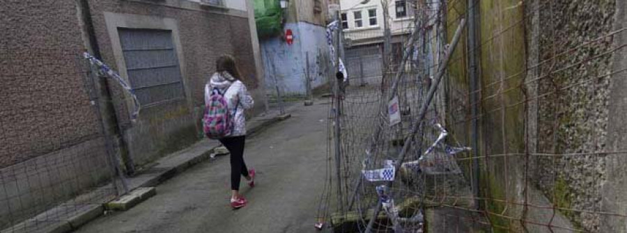 Los vecinos “reabren” dos calles cerradas al tráfico en Ferrol Vello