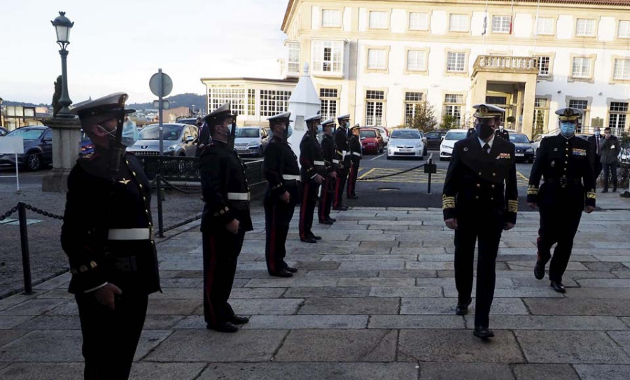 El almirante de la Flota pasa revista a las unidades y dependencias bajo su mando