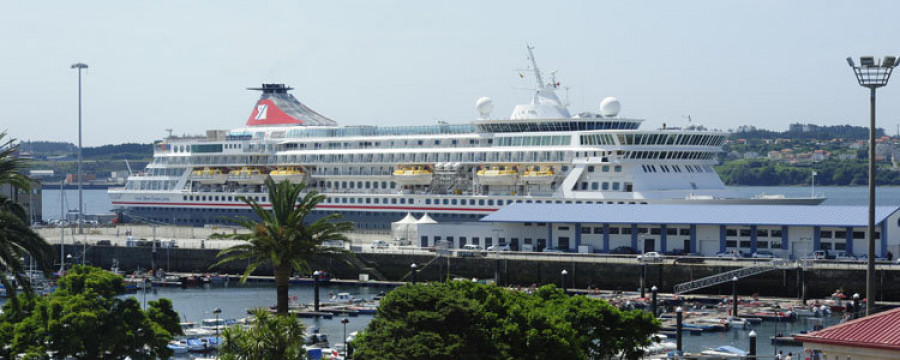 La breve escala del crucero “Balmoral” llenó el centro de Ferrol de turistas