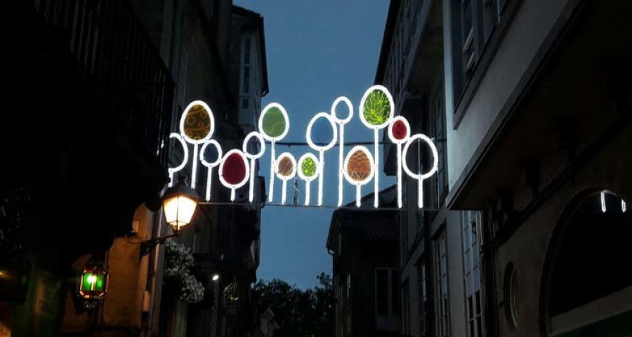 El PP denuncia que la iluminación de Navidad es la misma que se instaló en verano en Santiago