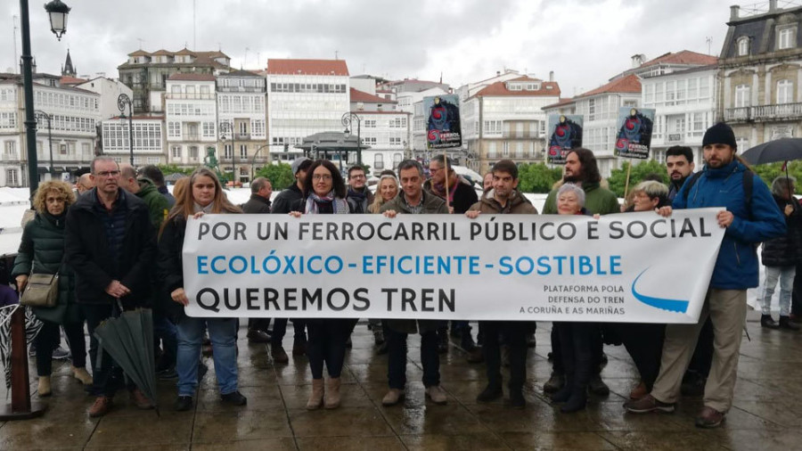 Más de un centenar de personas exigen un tren entre Ferrol y A Coruña “de este siglo”
