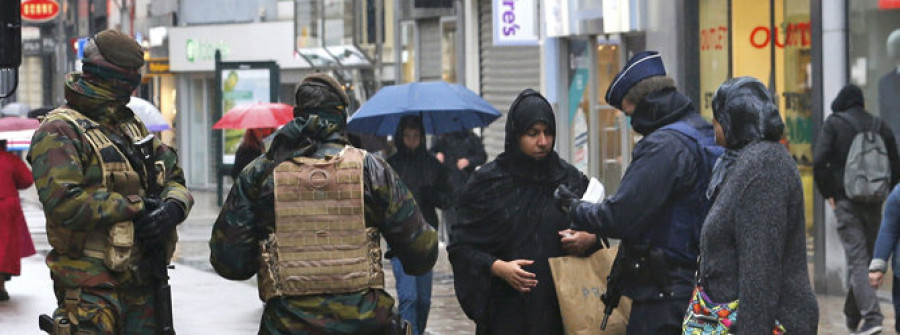 Bruselas decreta  la máxima alerta y busca a dos hombres, uno de ellos armado con una bomba