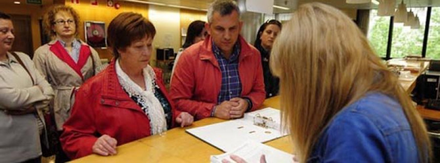 AS PONTES-Los ponteses piden mejoras sanitarias con la entrega de 4.000 firmas a la Xunta