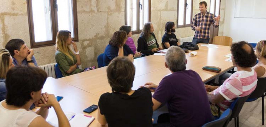 El Concello implica a las entidades en el proyecto Ecmynn de formación juvenil
