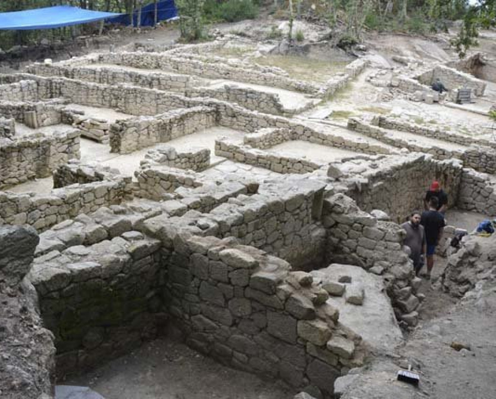 Hallan restos pétreos en el castro romano ourensano 
de Armea