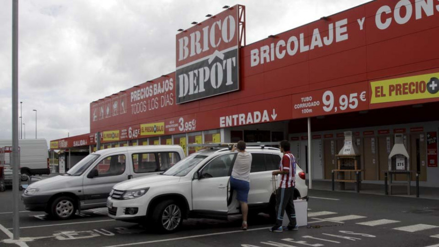 Medio centenar de trabajadores perderán su empleo tras el cierre de Brico Depôt en Ferrol