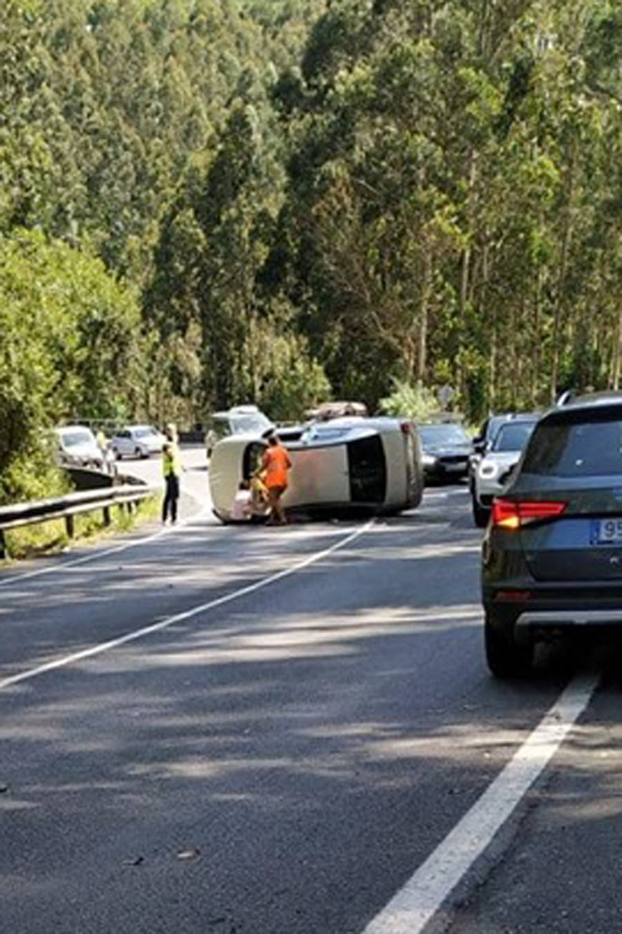 Rescatan a una mujer que quedó atrapada en su coche tras un accidente en Vilarrube