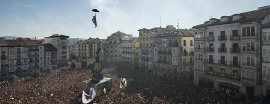 El calor, el cava y los puros envuelven la llegada de Celedón a Vitoria