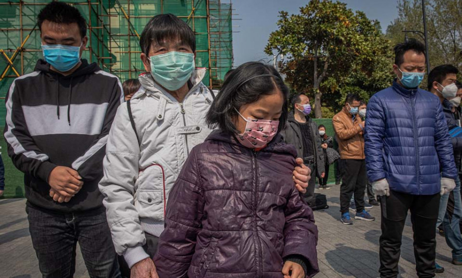 China rinde homenaje a los “mártires” y fallecidos por el coronavirus
